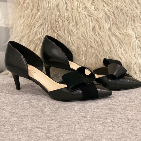 SOLD 𝑁𝑖𝑛𝑒 𝑊𝑒𝑠𝑡 Bow Heels - Picture 7 of 15